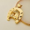 18K COLGANTE ORO AMARILLO HERRADURA CON CABALLO. 48 X 40 MM