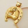 18K COLGANTE DE HERRADURA CON CABALLO. 60 X 50 MM